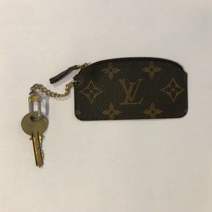 LOUIS VUITTON, keychains 3 pcs and coin purse. - Bukowskis